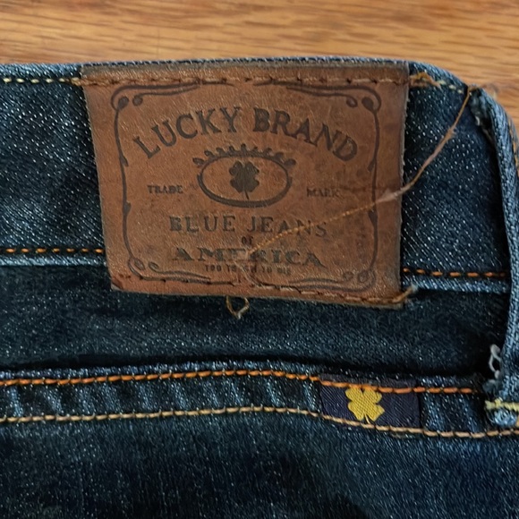 Lucky Brand jeans 14/32 but I would say 10/12. Low waisted inseam 31. Waist 17 - Picture 4 of 4